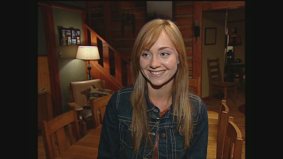 Amber Marshall as Amy Fleming inside the Heartland ranch house